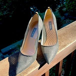 SJP Fishnet Fawns - great condition! Slight sparkle & super cute.